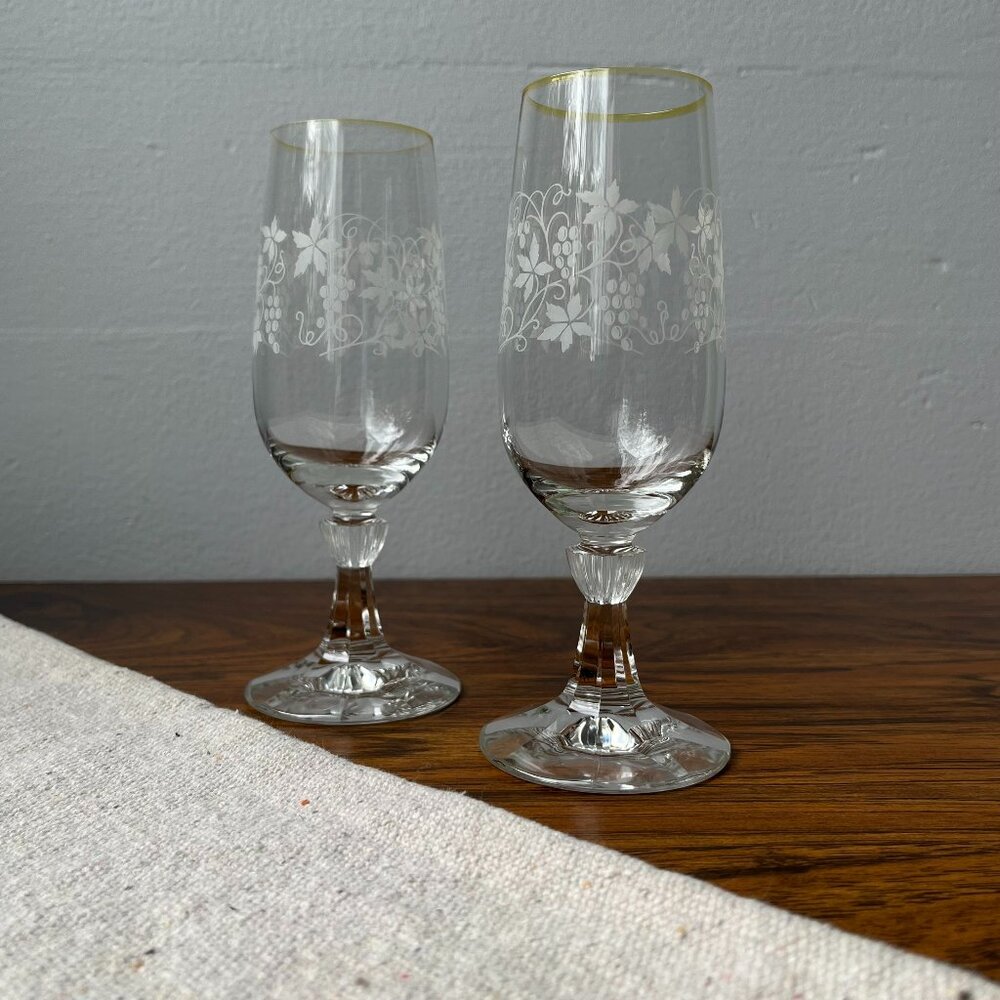 2 Crystal Wine Glasses Low Stem Grape Pattern Vine Grape Leaves